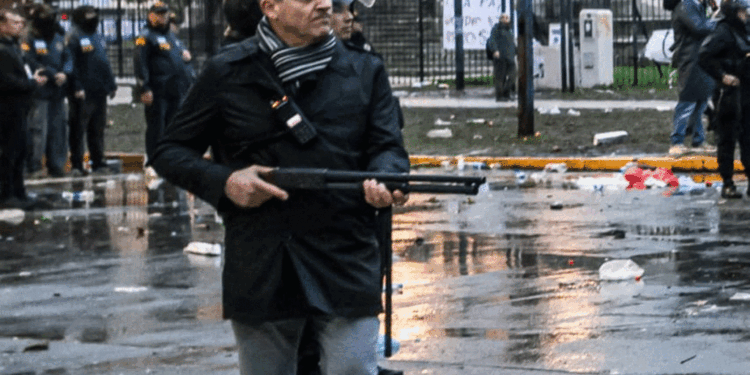 Bullrich se despegó del comisario de civil armado en la represión en el Congreso