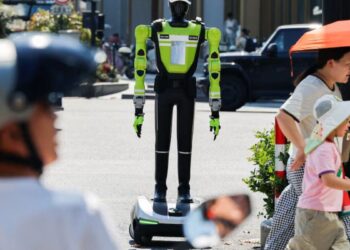China y su escuadrón de “Robocops” de tráfico: androides ya patrullan las calles, pero sin poder de detención
