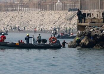 Crisis en Ceuta: España instaló una barrera flotante en la frontera con Marruecos mientras ascienden a 67 los muertos