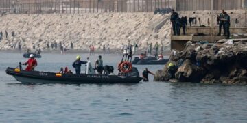 Crisis en Ceuta: España instaló una barrera flotante en la frontera con Marruecos mientras ascienden a 67 los muertos