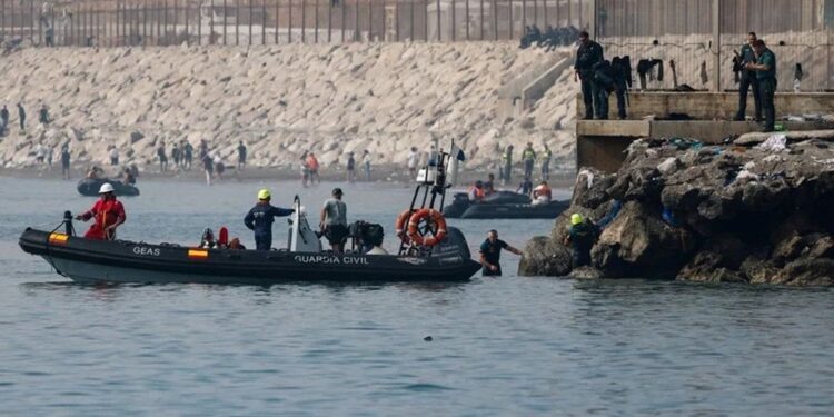 Crisis en Ceuta: España instaló una barrera flotante en la frontera con Marruecos mientras ascienden a 67 los muertos
