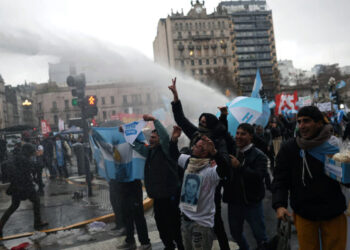 Crónica de una plaza llena y embarrada para gritarle al Congreso que la Patria no se vende