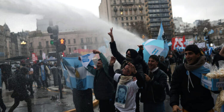 Crónica de una plaza llena y embarrada para gritarle al Congreso que la Patria no se vende