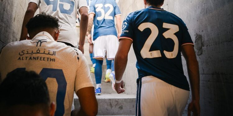 De los jugadores a los hinchas: la presentación de la camiseta de un club europeo que sorprendió a todos