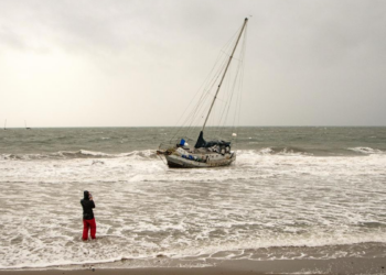 El huracán Lala avanza hacia Hawái y amenaza con tocar tierra en la isla