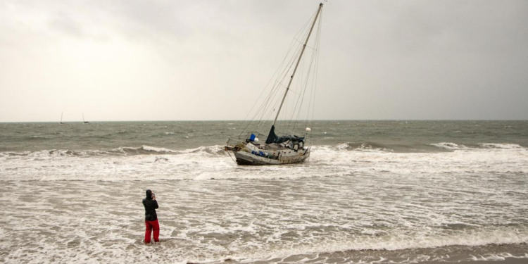 El huracán Lala avanza hacia Hawái y amenaza con tocar tierra en la isla