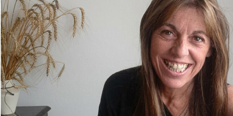 Gabriela Dueñas: “El suicidio es el síntoma más brutal de una sociedad que ha roto los hilos que sostienen la vida”