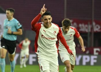 Independiente venció a Lanús y se recuperó tras la salida de Gustavo Quinteros