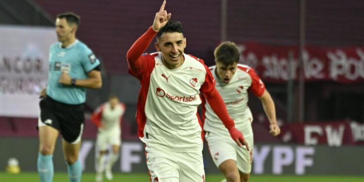 Independiente venció a Lanús y se recuperó tras la salida de Gustavo Quinteros