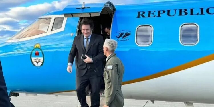 Javier Milei partió rumbo a Ecuador y no estará presente en la sesión por el proyecto de inviolabilidad de la propiedad privada