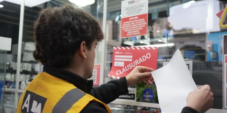 Jorge Macri desplegó un amplio operativo en Once contra la venta de celulares robados: “Reventamos 10 cuevas”
