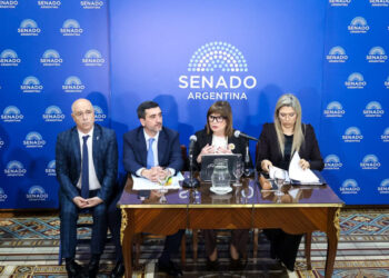 Karina bloquea a Sturzenegger y los pases de factura cruzados se multiplican en el gobierno