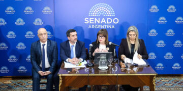Karina bloquea a Sturzenegger y los pases de factura cruzados se multiplican en el gobierno