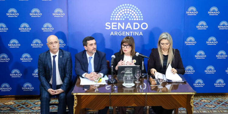 Karina bloquea a Sturzenegger y los pases de factura cruzados se multiplican en el gobierno