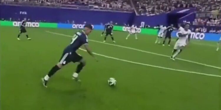 La FIFA publicó la Ref Cam de Argentina vs Inglaterra: los diálogos con Lionel Messi y el golazo de Enzo Fernández