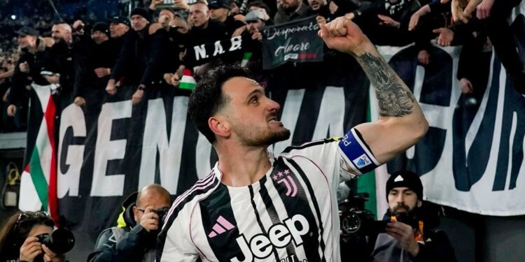 La inesperada lesión de un futbolista de la Juventus: un hincha quiso festejar y todo terminó mal