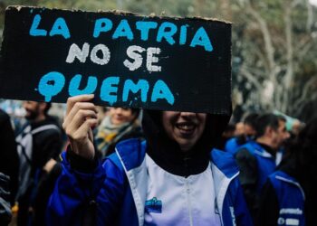 La marcha por la soberanía, pese a los camiones hidrantes y las balas de goma