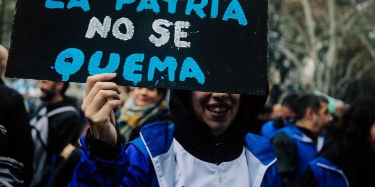 La marcha por la soberanía, pese a los camiones hidrantes y las balas de goma