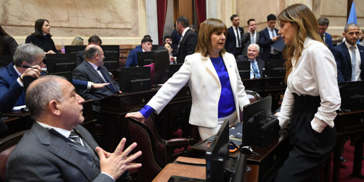 La oposición llevó al Senado los temas que incomodan al Gobierno: endeudamiento familiar, el buque inglés y el dinero de las rutas
