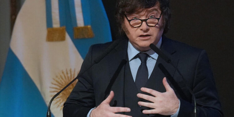 Milei ante empresarios: “Estamos pagando muy caro la locura de los pañuelitos verdes”