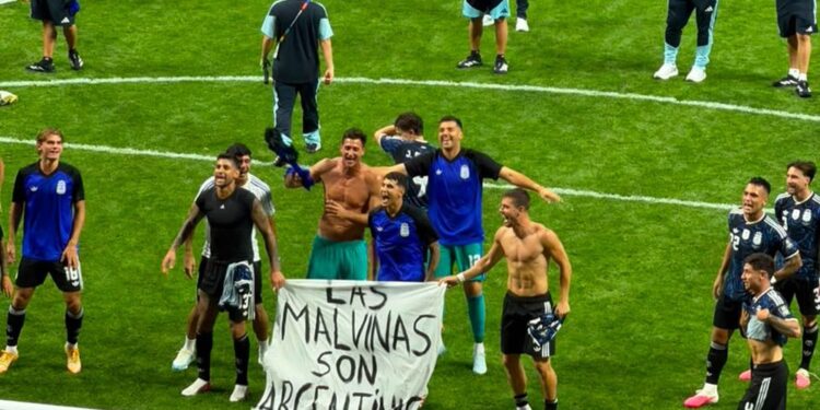 Milei volvió a criticar a los jugadores de la Selección por la bandera de Malvinas