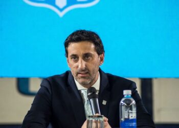Noche caliente en el Cilindro: insultos a Diego Milito y la comisión tras la derrota de Racing