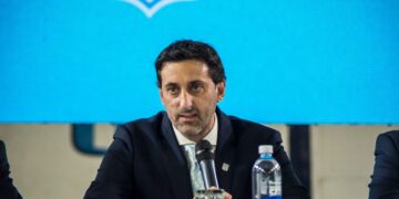 Noche caliente en el Cilindro: insultos a Diego Milito y la comisión tras la derrota de Racing