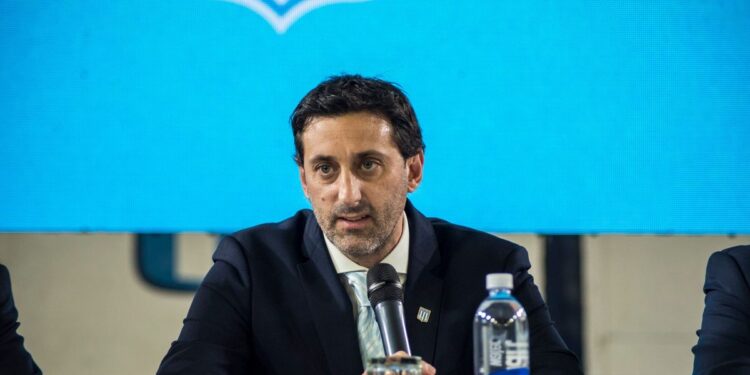 Noche caliente en el Cilindro: insultos a Diego Milito y la comisión tras la derrota de Racing