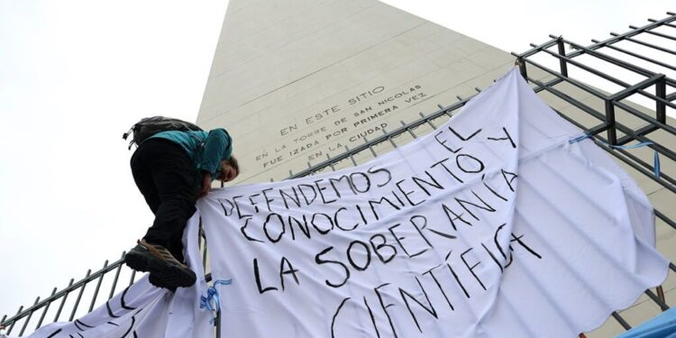 Para Salamone el cientificidio no existe: “Niega la crisis del organismo y desconoce la reducción salarial del 50%”