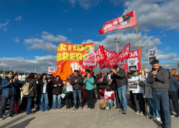 Protesta en contra de la usura en las puertas del depósito de Mercado Libre en La Matanza