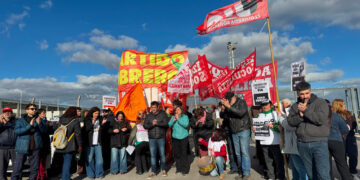 Protesta en contra de la usura en las puertas del depósito de Mercado Libre en La Matanza