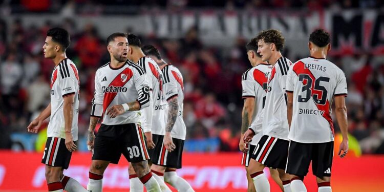 River volvió a perder: cayó ante Rosario Central en el Monumental y agravó su crisis futbolística