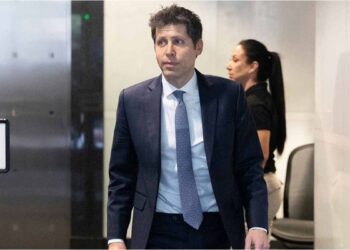 Sam Altman descartó que la inteligencia artificial lleve a trabajar menos horas