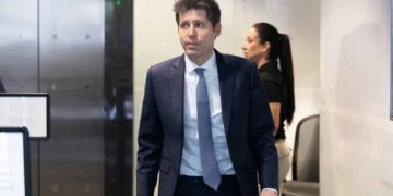 Sam Altman descartó que la inteligencia artificial lleve a trabajar menos horas