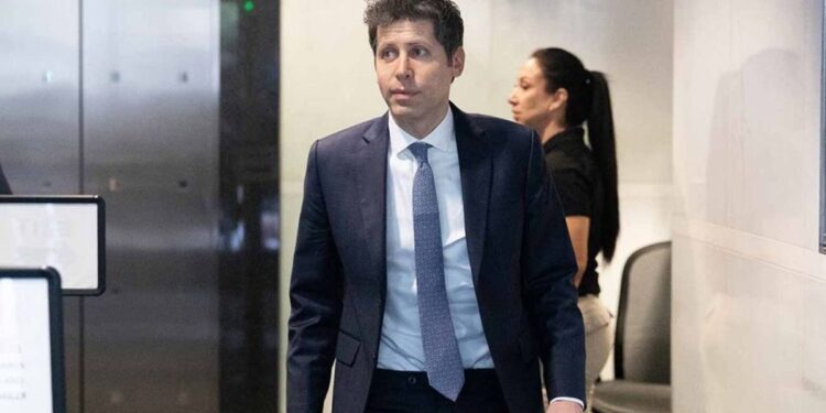 Sam Altman descartó que la inteligencia artificial lleve a trabajar menos horas