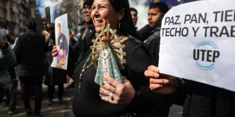 San Cayetano: organizaciones sociales y sindicales volvieron a marchar de Liniers a Plaza de Mayo
