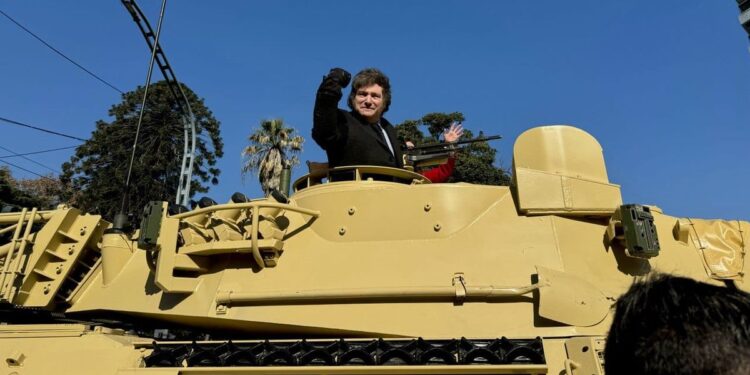 The Guardian cuestionó a Javier Milei y definió su campaña como “negacionista” de la dictadura