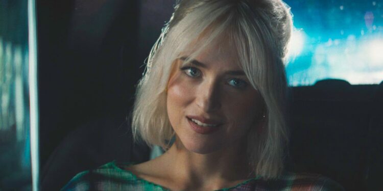 Todo transcurre en un viaje en taxi: la imperdible película de Prime Video con Dakota Johnson y Sean Penn