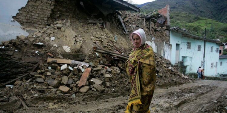 Tragedia en Colombia: hay al menos 111 muertos por el sismo de 7,4 grados y Cali declaró el alerta roja hospitalaria
