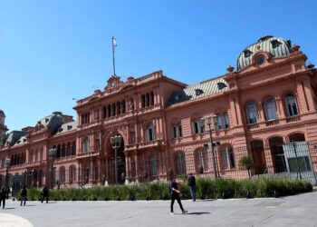 Tras el revés en el Senado, Federico Sturzenegger se suma a la mesa política