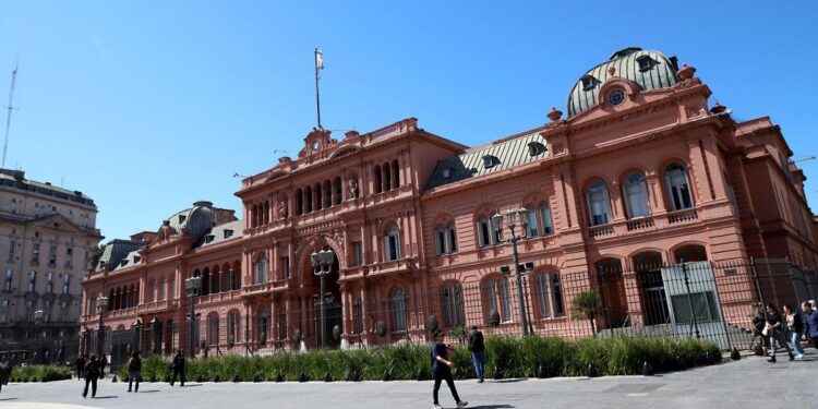 Tras el revés en el Senado, Federico Sturzenegger se suma a la mesa política
