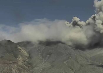 Tras el sismo, el volcán Puracé volvió a emitir ceniza y gases en el suroeste de Colombia