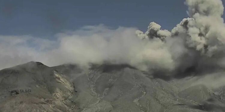 Tras el sismo, el volcán Puracé volvió a emitir ceniza y gases en el suroeste de Colombia