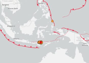 Un terremoto de magnitud 7,7 sacudió Indonesia y activaron una alerta de tsunami