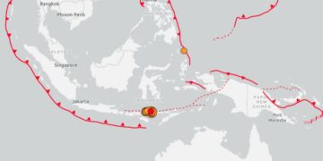 Un terremoto de magnitud 7,7 sacudió Indonesia y activaron una alerta de tsunami