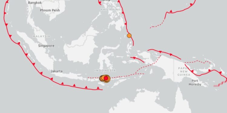 Un terremoto de magnitud 7,7 sacudió Indonesia y activaron una alerta de tsunami