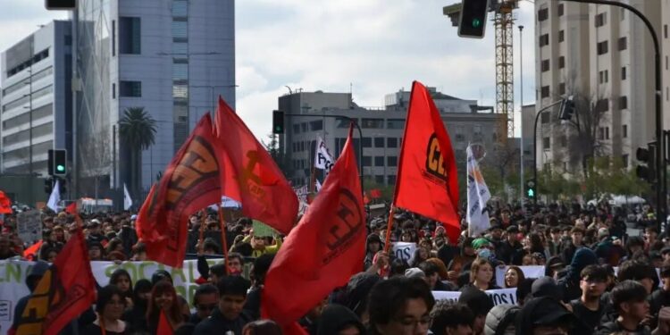 Chile: Miles de estudiantes reclamaron en las calles en defensa de la educación