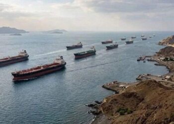 Arabia Saudita cerró el oleoducto que evita Ormuz y EEUU frenó el paso de 100 barcos