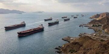 Arabia Saudita cerró el oleoducto que evita Ormuz y EEUU frenó el paso de 100 barcos