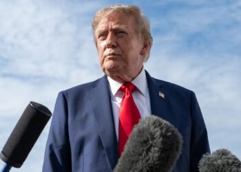 Donald Trump profundiza la guerra comercial con Canadá: ordenó retirar sus productos de las listas de contratos de EEUU